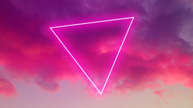 未来的霓虹三角形形状在惊人的燃烧天空与粉红色的颜色。视频素材