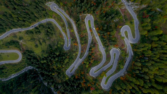 在瑞士，从头顶上可以看到秋天在Maloja山口行驶的汽车视频下载