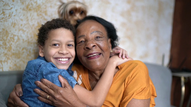 祖母和孙子在家里拥抱的肖像视频素材