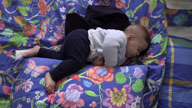 婴儿在床上睡觉视频下载