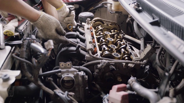 汽车修理工合作维修和维护发动机气门缸体。视频下载