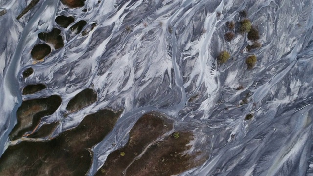 由上至下的无人机拍摄的瑞士一条编织的河流视频下载