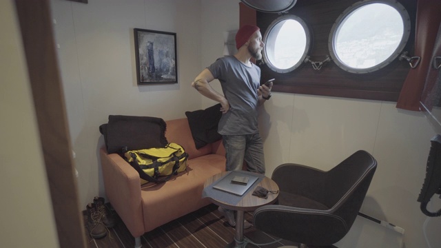 在一艘帆船的船舱里放松的人:社会距离和孤立视频下载
