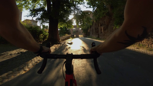 骑自行车:罗马的公路自行车视频素材