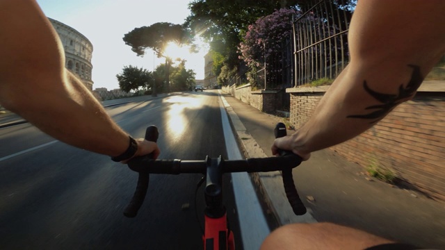 骑自行车:在罗马城市的竞技场旁的公路自行车视频素材