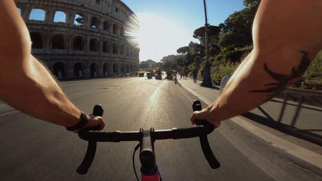 骑自行车:在罗马城市的竞技场旁的公路自行车视频素材