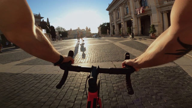 骑自行车:在罗马的卡皮托林山上骑公路自行车视频下载