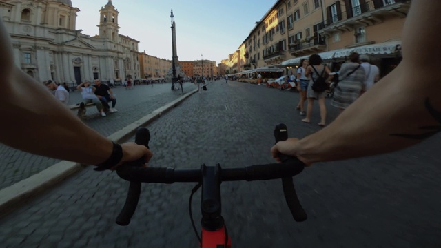 骑自行车:在罗马广场的纳沃纳骑公路自行车视频素材