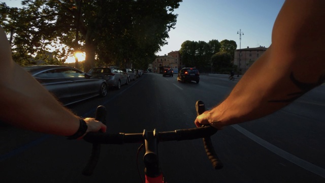 骑自行车:在罗马的城市汽车交通道路上骑自行车视频素材