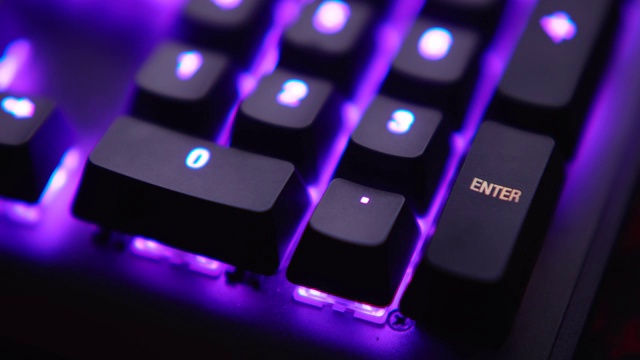 特写手指按下键盘上的pin码和输入键，紫色led灯登录电脑。视频素材