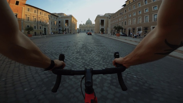 骑自行车:罗马圣彼得广场附近的公路自行车视频素材
