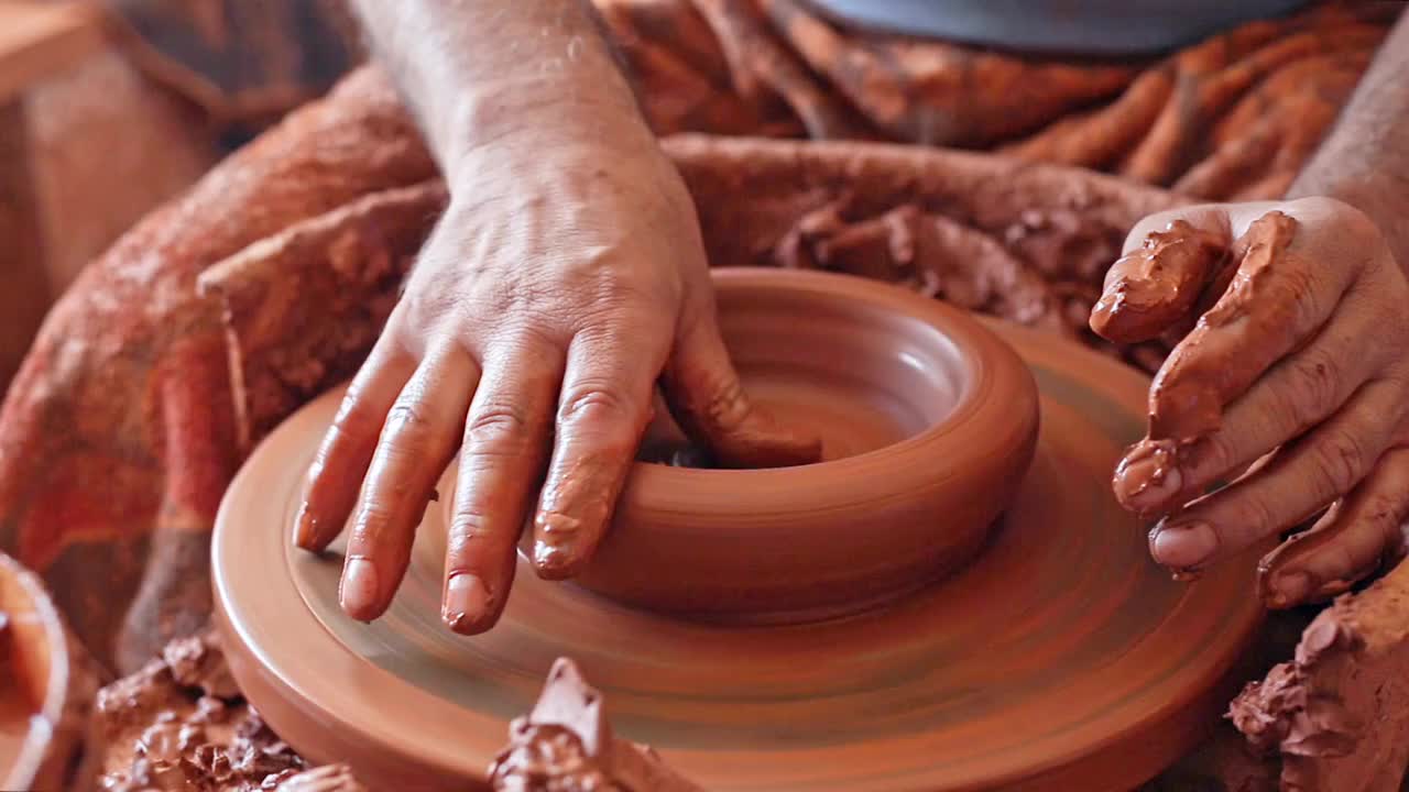 在陶器轮子上工作的手的特写视频下载