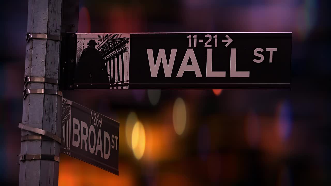美国纽约市曼哈顿下城的华尔街指示牌后，城市灯光散焦视频素材