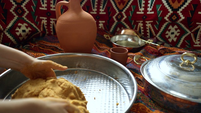 传统土耳其东南部安纳托利亚食物- İçli Köfte -填充肉丸视频下载