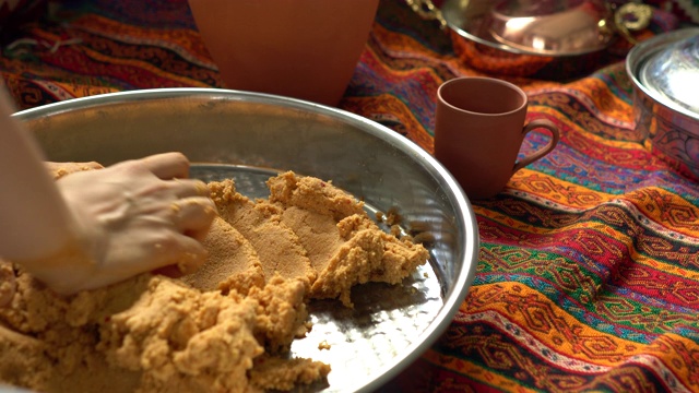 传统土耳其东南部安纳托利亚食物- İçli Köfte -填充肉丸视频下载