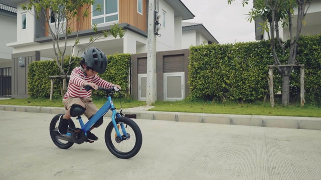 孩子骑自行车。视频素材
