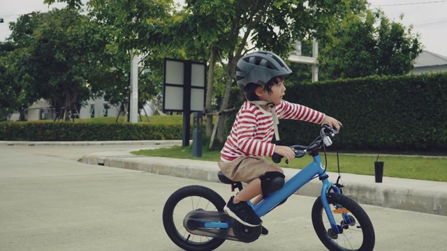 孩子们在街上骑着平衡自行车。视频素材