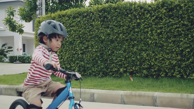骑自行车比赛的孩子。视频素材