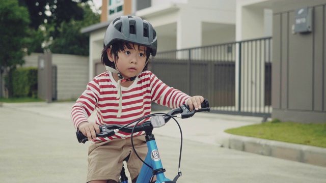 孩子骑自行车。视频素材