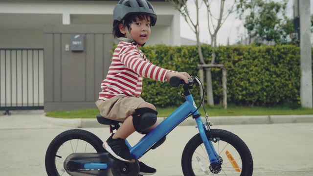 骑自行车比赛的孩子。视频素材