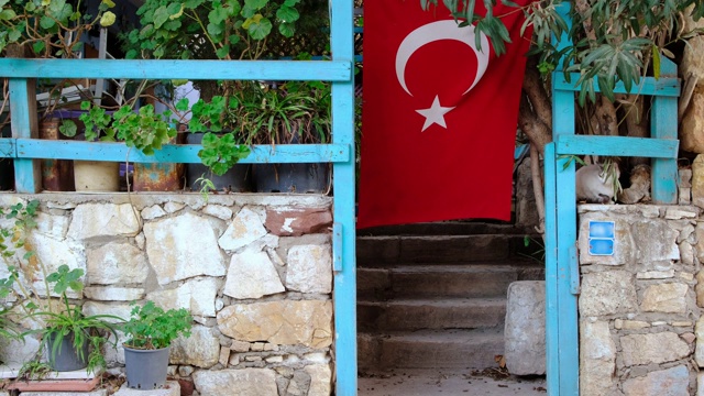 挂在土耳其乡村房子上的土耳其国旗。视频下载