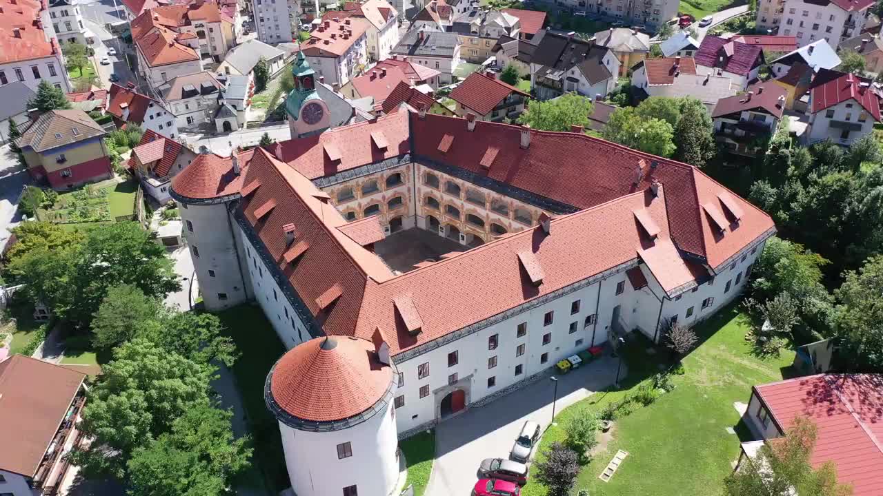 位于斯洛文尼亚小镇Idrija的中世纪Gewerkenegg城堡视频下载