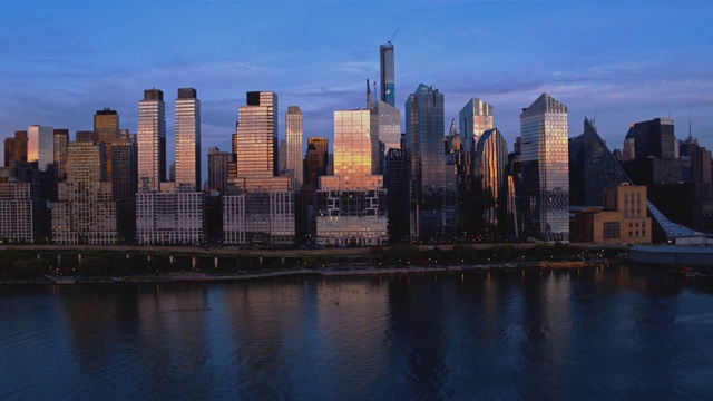 日落时分，从新泽西州威霍肯俯瞰哈德逊河，俯瞰纽约曼哈顿。航拍视频与向前上升的电影摄像机运动。视频下载