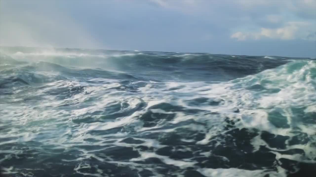 从一艘帆船上看到一个狂暴的大海:在海洋中大风视频下载