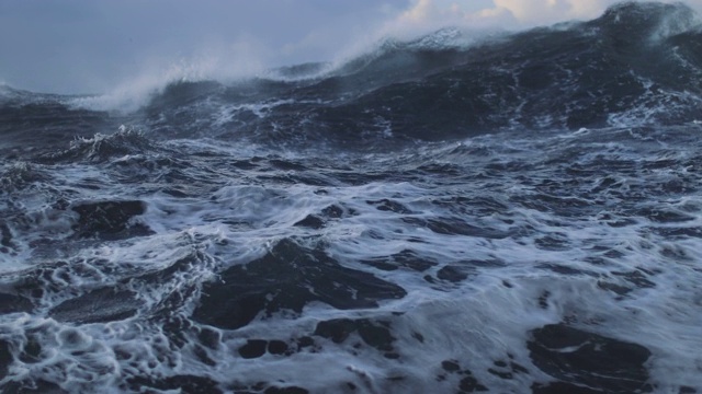 从一艘帆船上看到一个狂暴的大海:在海洋中大风视频素材