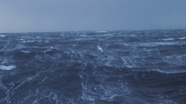 从一艘帆船上看到一个狂暴的大海:在海洋中大风视频素材