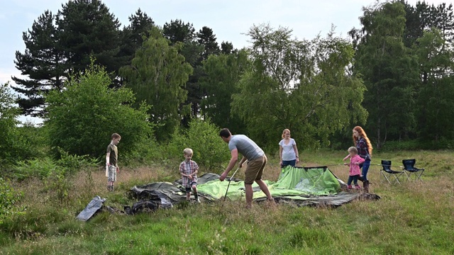 一家人带着四个孩子搭帐篷野营视频下载
