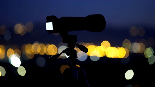 照相机以夜色中的城市灯光为背景。广角。实时视频下载