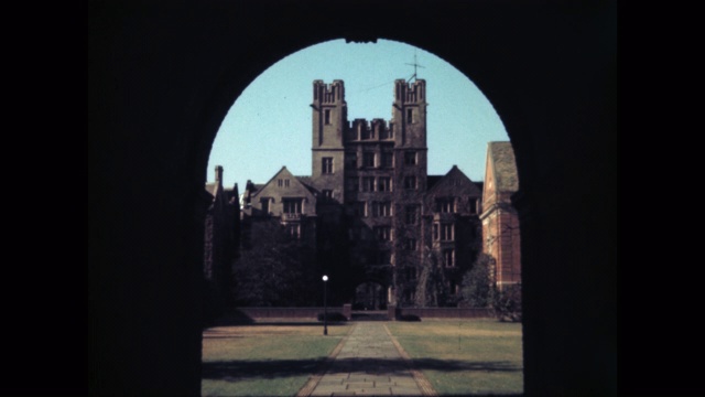 宽镜头的耶鲁大学和校园通过拱门，纽黑文，康涅狄格州，美国视频下载