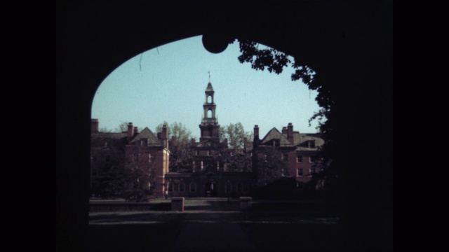 在耶鲁大学，纽黑文，康涅狄格，美国，通过拱门看到建筑的宽镜头视频下载
