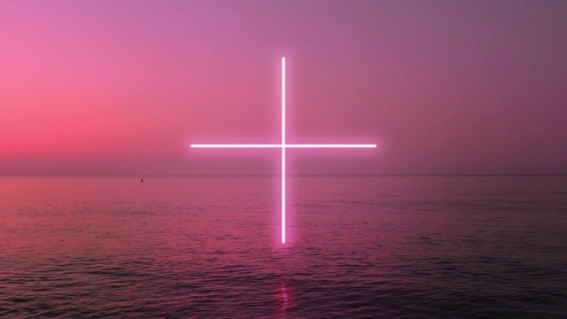 创造性的霓虹灯十字架在日出时在海上表演时发光。视频下载