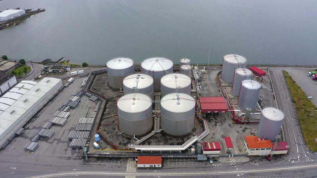 从无人机拍摄的海港工业燃料罐鸟瞰图视频下载