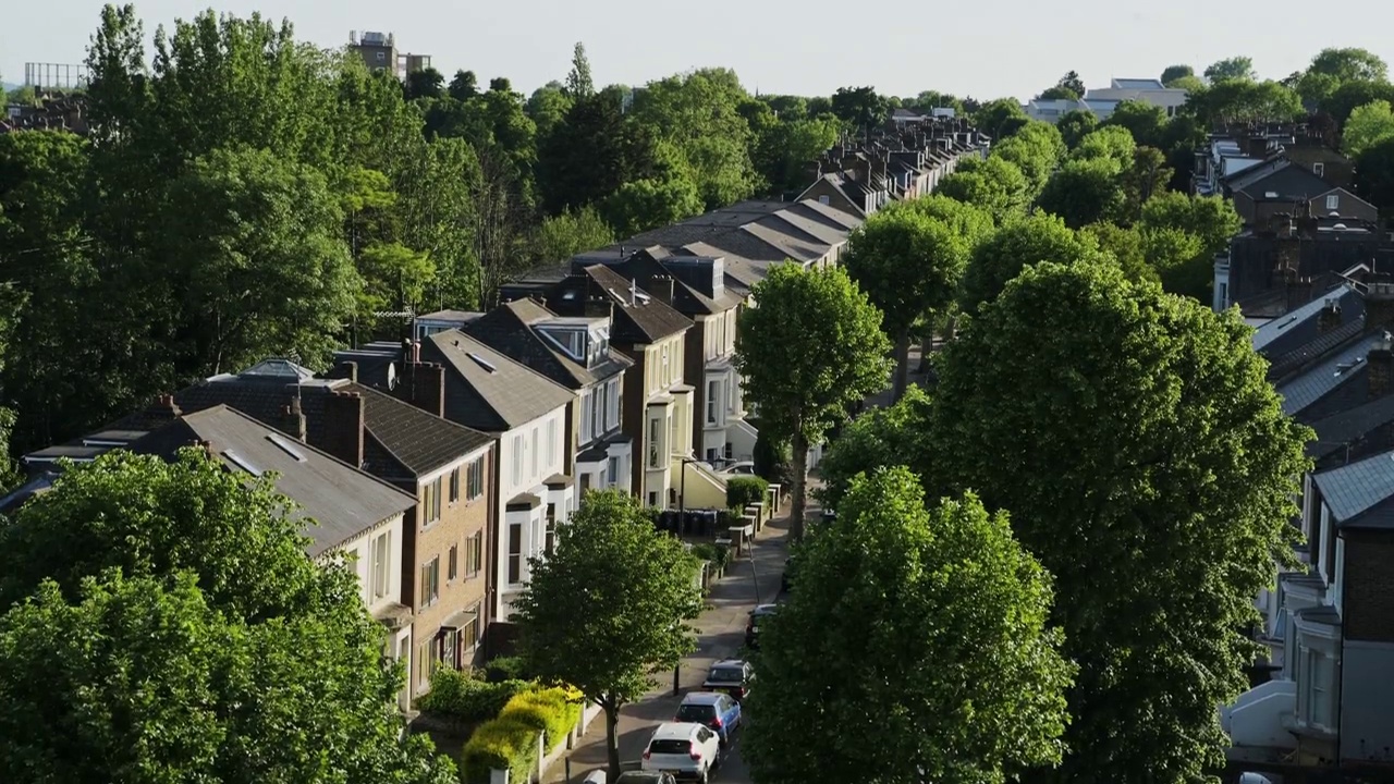 风景如画的房子和绿色的树木在住宅梯田住宅在伦敦中部北部，英国-无人机拍摄视频素材