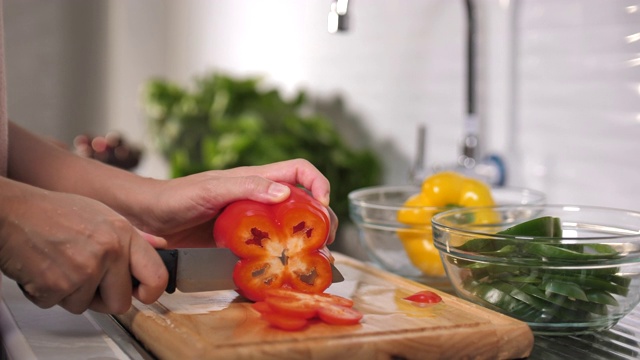 女人的手正在切西红柿视频素材