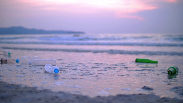 海滩上的塑料瓶垃圾视频下载