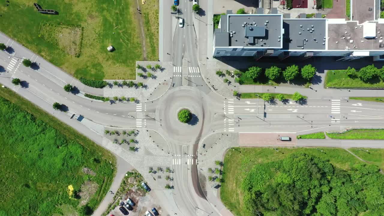 芬兰埃斯波居民区的交通回旋处的鸟瞰图。视频素材