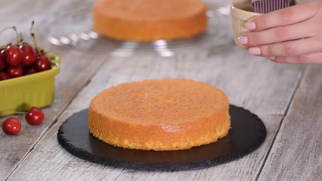 浸泡海绵蛋糕层与糖浆视频下载