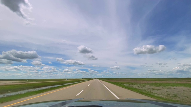 汽车在高速公路上行驶的4K视频，萨斯喀彻温，加拿大视频素材