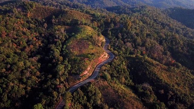 鸟瞰图的道路上的山和绿色的森林，旅行和汽车的概念视频素材
