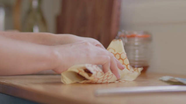 加州女子用可重复使用的食品包装袋在厨房柜台上包装三明治视频下载