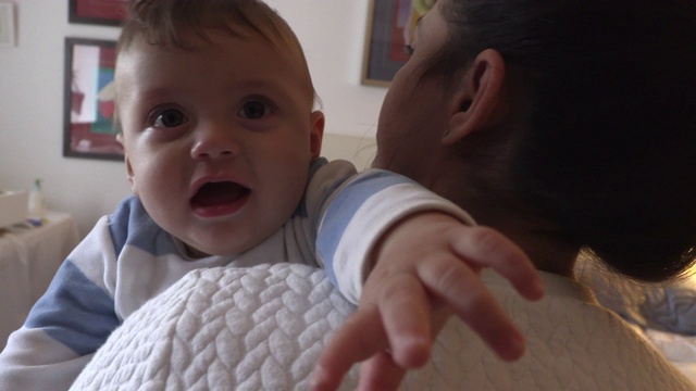 随性的现实生活不安的婴儿被父母抱着视频素材
