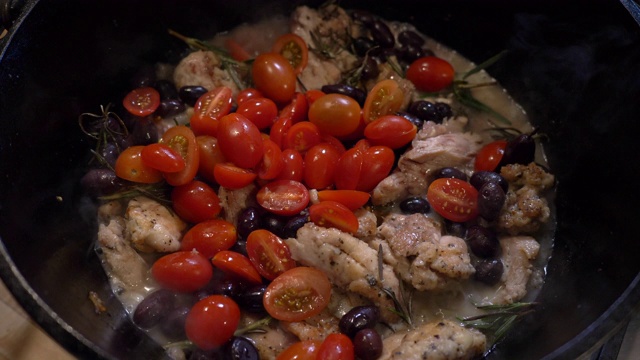 用鸡肉、西红柿、橄榄和迷迭香煮汤/炖菜视频下载