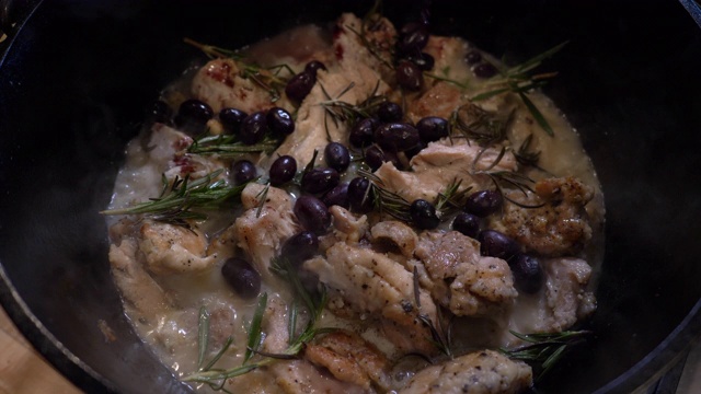 用鸡肉、橄榄和迷迭香做汤/炖菜视频下载