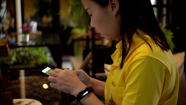 亚洲女性用智能手机做在线销售业务。视频素材