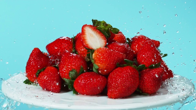 水滴在一堆草莓上视频素材