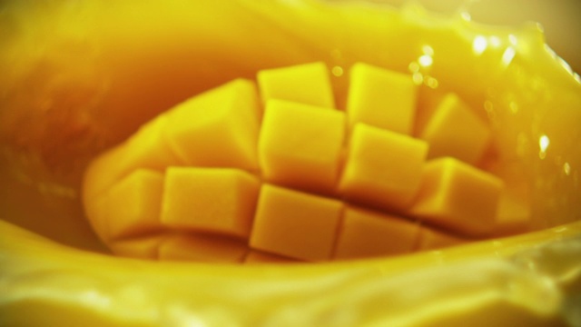 芒果掉进了芒果汁里视频素材